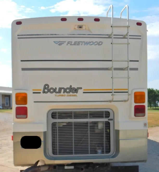 2005 Fleetwood Bounder RV
