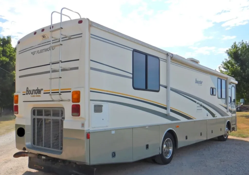2005 Fleetwood Bounder RV