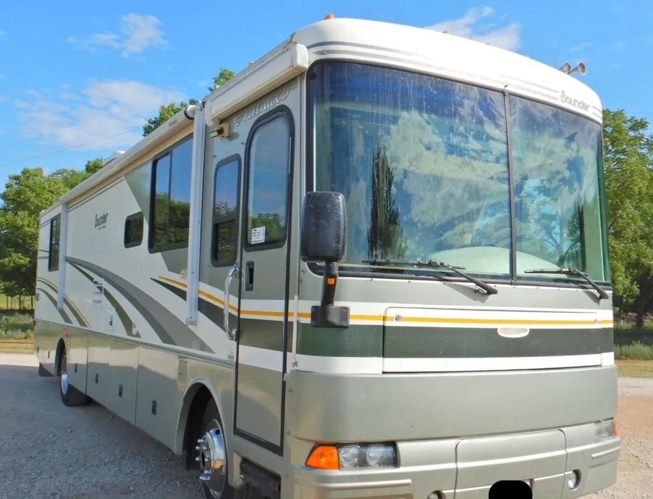 2005 Fleetwood Bounder RV